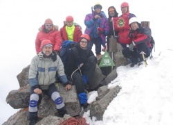 Nežinomo autoriaus nuotraukoje: ekspedicijos dalyviai (Gerimantas Statinis pirmas iš kairės antroje eilėje) ant Gedimino Akstino kalno viršūnės